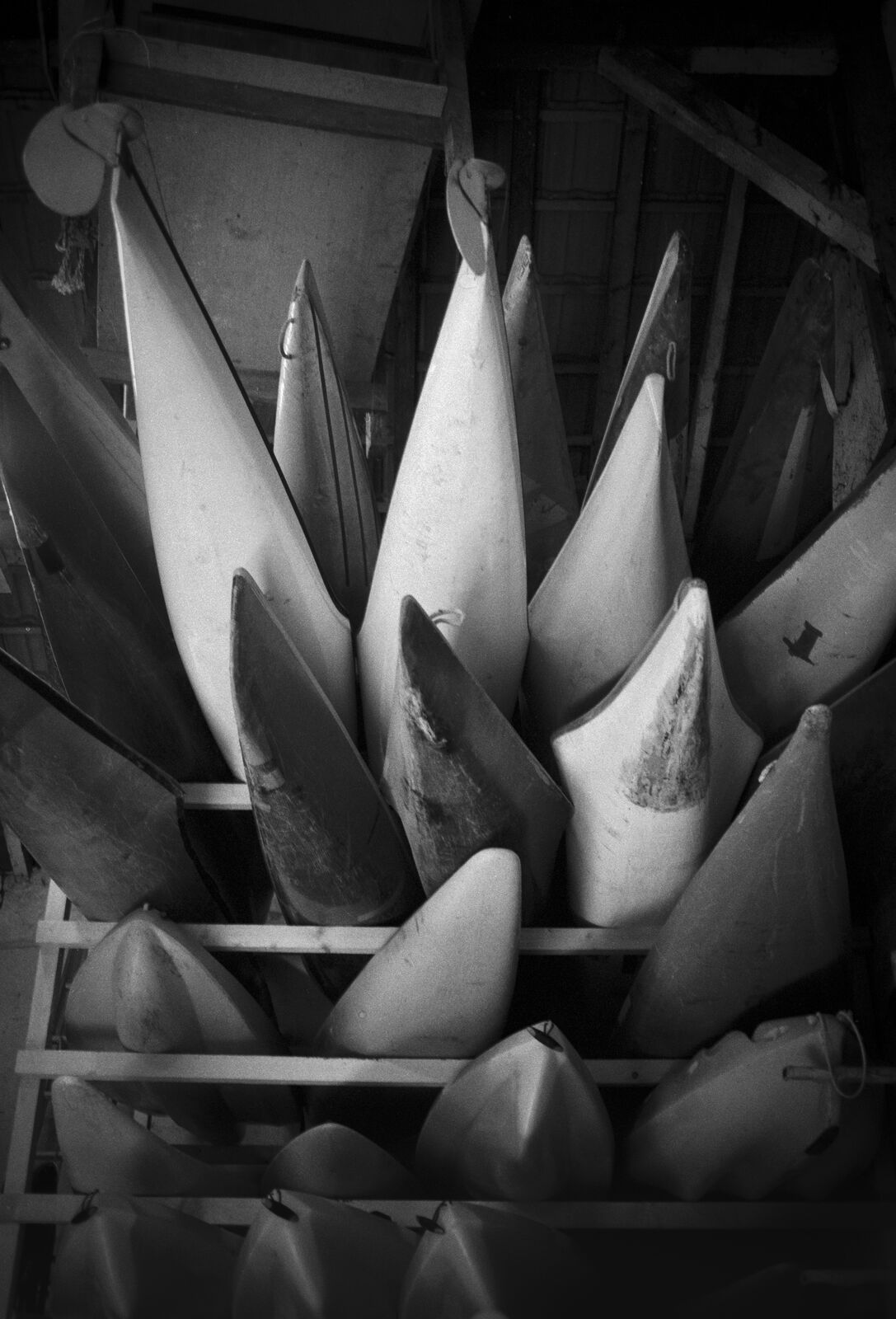 Nature morte, coques de canoës empilées en atelier